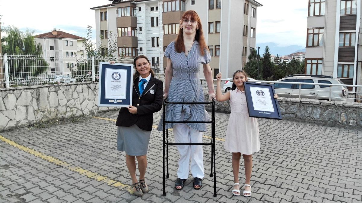 Nejvyšší žena světa žije v Turecku, měří 215 centimetrů